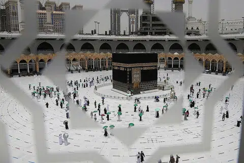 JALANKAN IBADAH PENUH SELAMAT: Jemaah yang memakai pelitup mengawasi jarak selamat semasa melaksanakan tawaf di Kaabah pada musim haji yang lalu. - Foto REUTERS