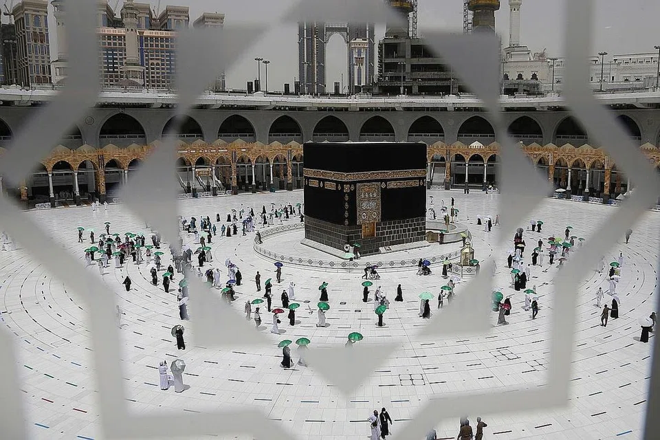 JALANKAN IBADAH PENUH SELAMAT: Jemaah yang memakai pelitup mengawasi jarak selamat semasa melaksanakan tawaf di Kaabah pada musim haji yang lalu. - Foto REUTERS