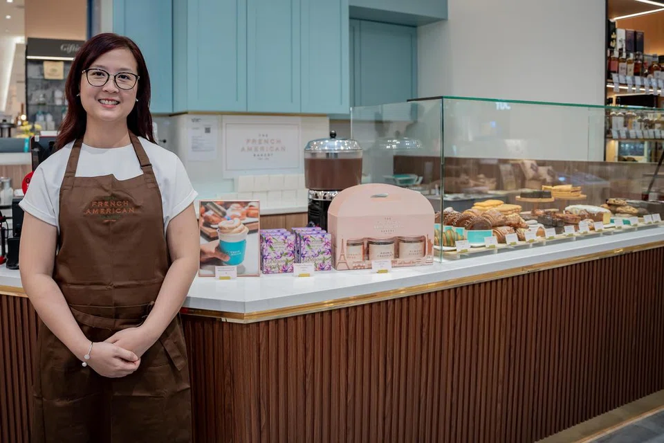 Pemilik The French American Bakery, Cik Siti Aishah Mohamad Lakhsani, di cawangan keduanya di Takashimaya Food Hall.
