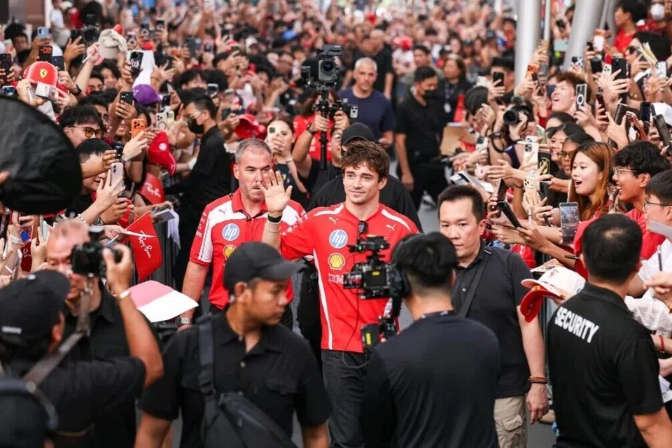 Pelumba Ferrari, Charles Leclerc (tengah), menyambut lebih 500 peminat di acara Ray-Ban’s Beyond The Track di CQ @ Clarke Quay pada 7 Oktober.