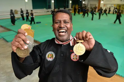Raja Silat Singapura, Sheik Alau’ddin, mempamerkan pingat-pingatnya dari Sukan SEA.