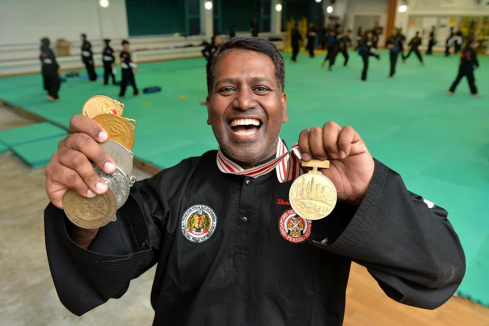Raja Silat Singapura, Sheik Alau’ddin, mempamerkan pingat-pingatnya dari Sukan SEA.