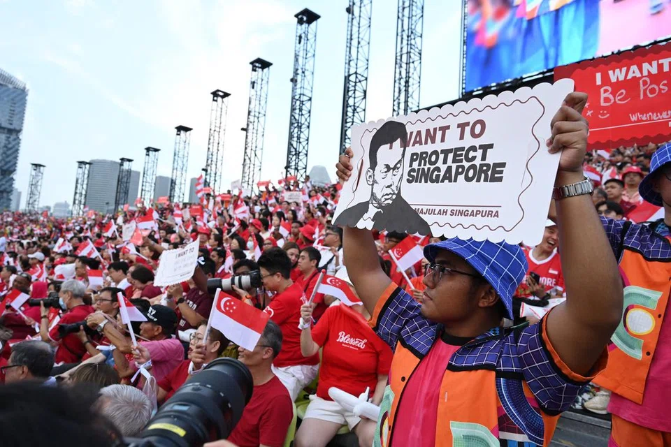 Suasana di Padang semakin hangat apabila penonton mula masuk seawal 3 petang. Sambutan yang berlangsung di Padang dapat dilihat secara langsung daripada tiga skrin LED raksasa di sekitar kawasan Marina Bay.