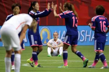 WAJAH GEMBIRA DAN LUKA: Para pemain Jepun (jersi biru) meraikan kejayaan melangkah ke suku akhir Piala Dunia Wanita sedang pemain Belanda, Desiree Van Lunteren (tengah), terduduk kecewa. - Foto REUTERS