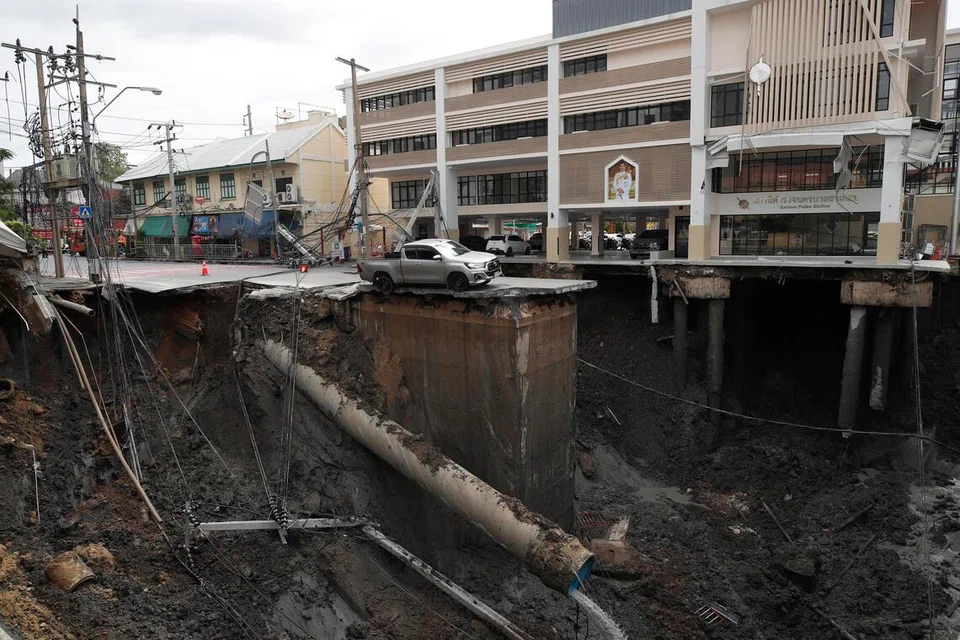 Sebuah kenderaan terperangkap dalam lubang besar di hadapan Balai Polis Samsen selepas jalan runtuh di Bangkok, Thailand, pada 24 September 2025. Sebahagian jalan utama di daerah Samsen, Bangkok, runtuh dan membentuk lubang sedalam kira-kira 50 meter serta berukuran 30 meter lebar dan 30 meter panjang, namun tiada kecederaan dilaporkan. 