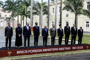 Dari kiri ke kanan: Penolong Menteri Luar Mesir, Duta Ragui El-Etreby; Menteri Negara bagi Kerjasama Antarabangsa Amiriah Arab Bersatu, Reem Al Hashimy; Menteri Luar Russia, Sergey Lavrov; Menteri Luar Ethiopia, Gedion Timothewos; Menteri Luar Brazil, Mauro Vieira; Menteri Luar China, Wang Yi; Menteri Luar Indonesia, Sugiono; Menteri Perhubungan dan Kerjasama Antarabangsa Afrika Selatan, Ronald Lamola; Timbalan Menteri Diplomasi Ekonomi Iran, Sayed Rasool Mohajer; serta Setiausaha Hubungan Ekonomi India, Dammu Ravi bergambar bersama sebelum bermulanya Mesyuarat Menteri-Menteri Luar BRICS di Istana Itamaraty, Rio de Janeiro, Brazil.
Menteri-menteri luar dari blok perdagangan BRICS, yang kini terdiri daripada sepuluh negara termasuk Brazil, Russia, India, China dan Afrika Selatan, memulakan mesyuarat dua hari mereka di Rio de Janeiro.