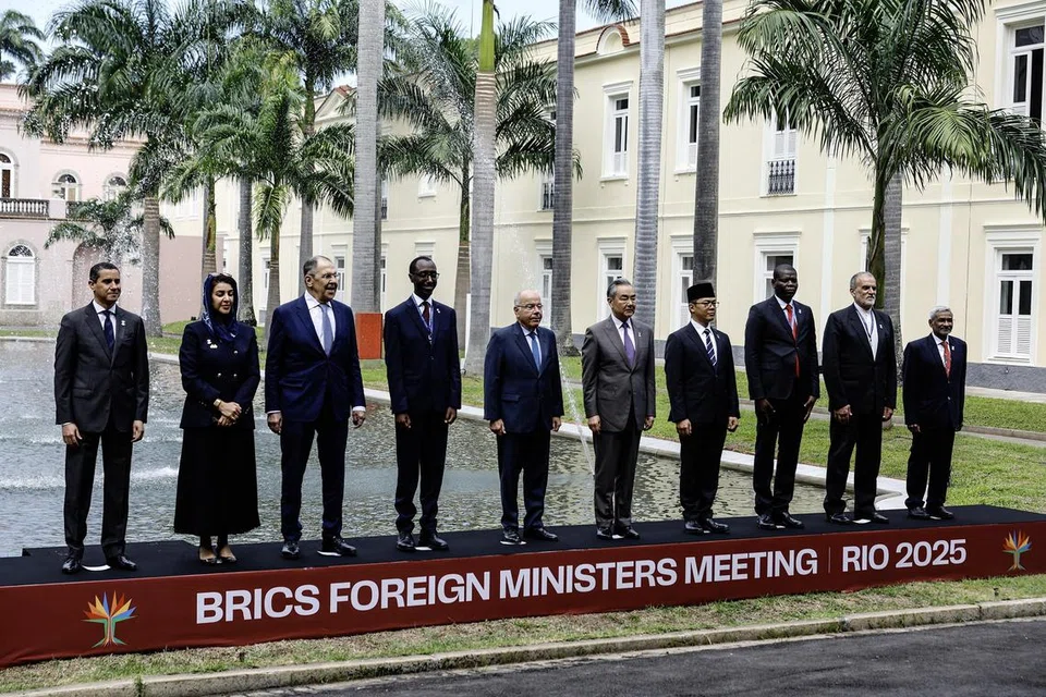 Dari kiri ke kanan: Penolong Menteri Luar Mesir, Duta Ragui El-Etreby; Menteri Negara bagi Kerjasama Antarabangsa Amiriah Arab Bersatu, Reem Al Hashimy; Menteri Luar Russia, Sergey Lavrov; Menteri Luar Ethiopia, Gedion Timothewos; Menteri Luar Brazil, Mauro Vieira; Menteri Luar China, Wang Yi; Menteri Luar Indonesia, Sugiono; Menteri Perhubungan dan Kerjasama Antarabangsa Afrika Selatan, Ronald Lamola; Timbalan Menteri Diplomasi Ekonomi Iran, Sayed Rasool Mohajer; serta Setiausaha Hubungan Ekonomi India, Dammu Ravi bergambar bersama sebelum bermulanya Mesyuarat Menteri-Menteri Luar BRICS di Istana Itamaraty, Rio de Janeiro, Brazil.
Menteri-menteri luar dari blok perdagangan BRICS, yang kini terdiri daripada sepuluh negara termasuk Brazil, Russia, India, China dan Afrika Selatan, memulakan mesyuarat dua hari mereka di Rio de Janeiro.