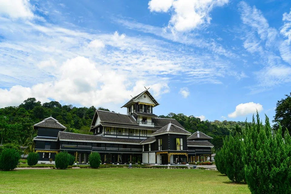 Istana Lama Seri Menanti adalah binaan ikonik lambang institusi beraja di Negeri Sembilan. Uniknya ia dibina tanpa menggunakan paku besi, sebaliknya diperbuat daripada kayu yang dipanggil pasak.