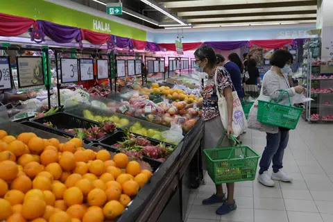 RINGANKAN KOS SARA HIDUP: FairPrice akan menyerap kenaikan GST ke atas 500 barangan keperluan harian, dalam usahanya mengurangkan kesan kenaikan GST terhadap pengguna. 