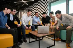 Encik Hamzah Kamaruddin (empat dari kiri) bersama pasukan serta mentor pasukannya, Naib Presiden bagi Teknologi Baru Muncul di Temasek, Dr Daniel Tay (tiga dari kiri).
