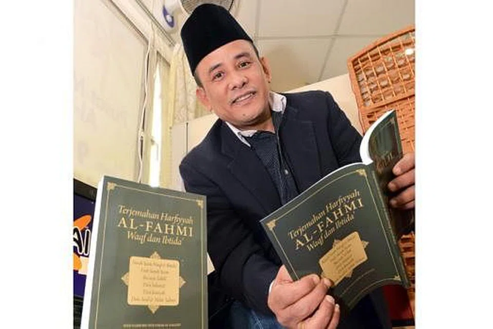 PENGORBANAN BERBALOI: Meski bukan murid madrasah, Ustaz Syed Nasir berjaya melanjutkan pengajian ke Universiti Al-Azhar dan hasilkan tiga kitab pemahaman bacaan Al-Quran. - Foto KHALID BABA
