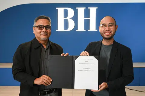 Editor Berita Harian (BH), Encik Nazry Mokhtar (kiri), dan Pengarah Eksekutif AMP Singapura, Encik Mohksin Rashid, memeterai Memorandum Persefahaman (MOU) di bilik berita BH pada 8 Januari, bagi menyediakan sokongan dermasiswa bagi pembangunan akademik pelajar institusi pengajian tinggi daripada keluarga kurang bernasib baik dalam masyarakat Melayu/Islam.