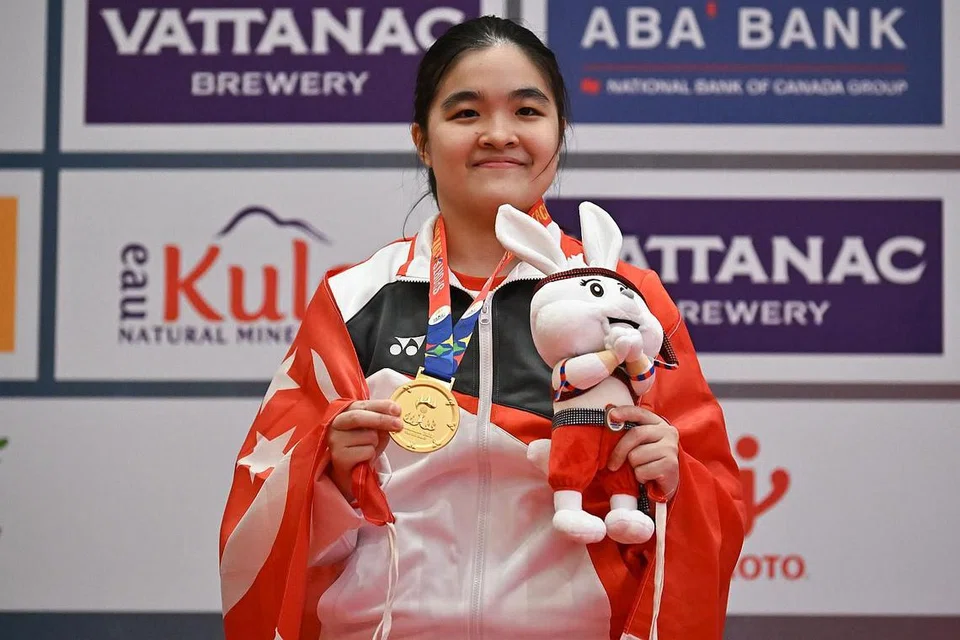 JUARA: Pelawan pedang Singapura Maxine Wong merangkul pingat emas individu pertamanya di Sukan SEA ketika memenangi acara foil individu wanita pada Jumaat. 