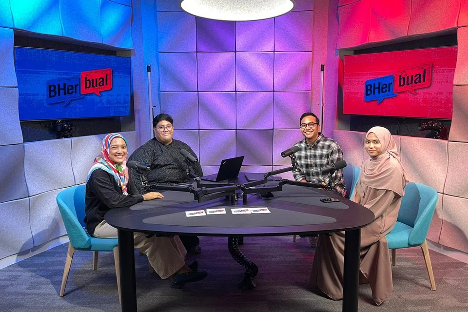 Rakaman episod pertama vodcast, BHerbual, disertai penerbit dan hos BHerbual, Encik Harith Mustaffa (dua dari kanan); penerbit podcast #NoTapis, Cik Natasha Mustafa (kiri); penyunting, Encik Hakim Norman Hassan (dua dari kiri); dan wartawan, Cik Batrisyia Baharim (kanan).