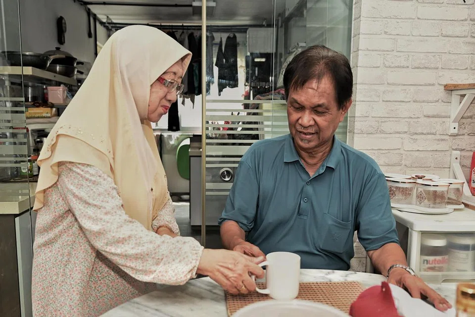 BANTUAN TAMBAHAN: Encik Abdul Razak Dasuri dan isterinya, Cik Aidah Othman, serta anak bongsu mereka antara 2.9 juta warga dewasa Singapura yang akan menerima antara $200 dengan $800 di bawah Pakej Jaminan pada Disember bagi mengurangi kesan kos sara hidup.