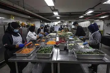 BANTU WARGA: Kakitangan Hotel Grand Seasons di Kuala Lumpur, Malaysia, sedang menyiapkan kira-kira 1,000 paket makanan sehari untuk diberikan kepada pekerja barisan depan dan golongan gelandangan, sedang ekonomi negara itu terjejas oleh pandemik Covid-19. - Foto EPA-EFE