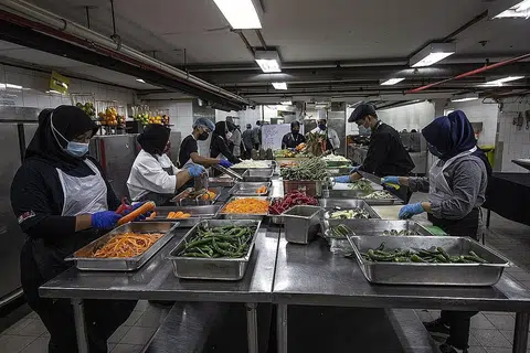 BANTU WARGA: Kakitangan Hotel Grand Seasons di Kuala Lumpur, Malaysia, sedang menyiapkan kira-kira 1,000 paket makanan sehari untuk diberikan kepada pekerja barisan depan dan golongan gelandangan, sedang ekonomi negara itu terjejas oleh pandemik Covid-19. - Foto EPA-EFE