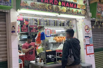 RINGANKAN BEBAN: Encik Noorham (kiri), berkata bantuan itu mengurangkan kos dan kerugiannya.