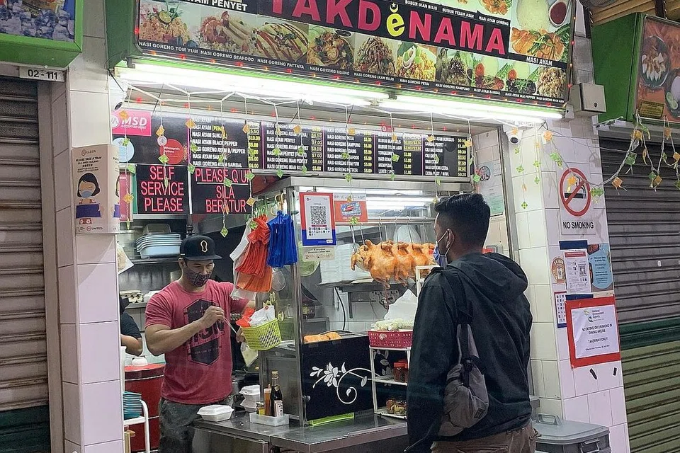 RINGANKAN BEBAN: Encik Noorham (kiri), berkata bantuan itu mengurangkan kos dan kerugiannya.