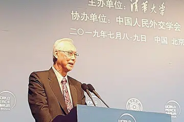 MENTERI KANAN EMERITUS GOH CHOK TONG: Encik Goh menjalani angioplasti dan sudah kembali ke pejabat. - Foto fail