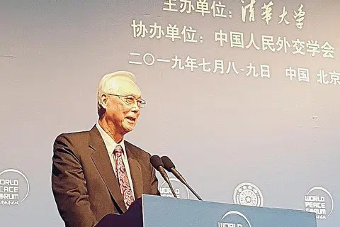 MENTERI KANAN EMERITUS GOH CHOK TONG: Encik Goh menjalani angioplasti dan sudah kembali ke pejabat. - Foto fail