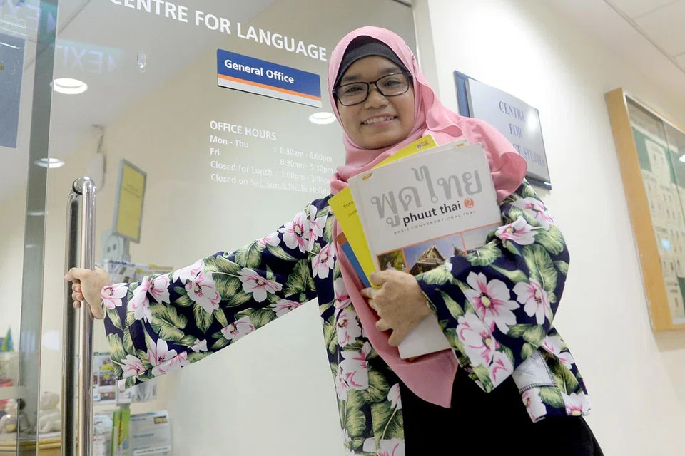 FASIH BAHASA THAI: Mahasiswa tahun keempat dari Universiti Nasional Singapura, Cik Nuraniah Mohamed Ismail, telah melengkapkan kursus bahasa Thai daripada peringkat asas hingga tinggi dalam tempoh dua tahun. - Foto TAUFIK A. KADER