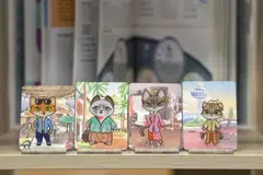 Setelah pengguna menyelesaikan permainan di mesin layan diri ini, ia akan mengeluarkan kotak misteri atau ‘blind box’ berisi gantungan kunci yang memaparkan seekor kucing berpakaian kebaya.
