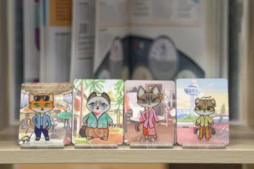 Setelah pengguna menyelesaikan permainan di mesin layan diri ini, ia akan mengeluarkan kotak misteri atau ‘blind box’ berisi gantungan kunci yang memaparkan seekor kucing berpakaian kebaya.