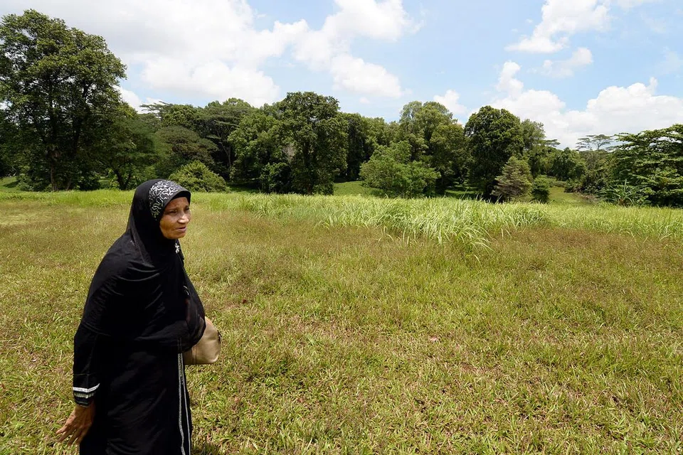 MENJEJAKI TAMAN BIDADARI: Cik Halimah Yusoff meninjau kawasan Bidadari, tempat kawasan rumahnya dahulu. Di tapak itu jugalah terletaknya Masjid Bidadari yang kini sudah dirobohkan. - Foto ZAINAL YAHYA 