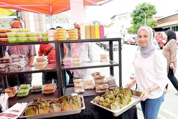MENGEKALKAN RASA ASLI: Cik Nur Syahidah Mohd Zin sekeluarga tetap menggunakan resipi asli daripada neneknya bagi mengekalkan rasa asli kuih-muih tradisional yang dijual di Rumah Makan Minang. - Foto BH oleh KHALID BABA 