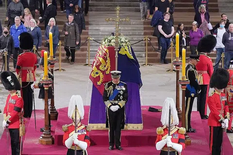 DUKA RAJA: Raja Charles III dilihat turut menyertai acara berjaga-jaga di sisi keranda ibunya, mendiang Ratu Elizabeth II, di Dewan Westminster, Istana Westminster, London, kelmarin. Kelihatan orang ramai memasuki dewan bagi memberi penghormatan terakhir kepada mendiang yang mangkat pada 8 September lalu. Upacara pengebumian akan dijalankan esok. - Foto AFP