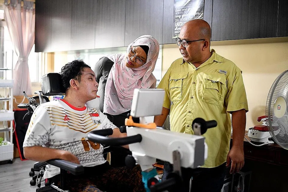 USAHA APA SAHAJA DEMI ANAK: Encik Mohammad Razib Samsudin dan Cik Anisah Salim membeli mesin pengayuh bagi membantu pemulihan anak mereka, Cik Nuruljannah, yang terlibat dalam kemalangan motosikal pada Februari tahun lalu. - Foto BH oleh LIM YAOHUI