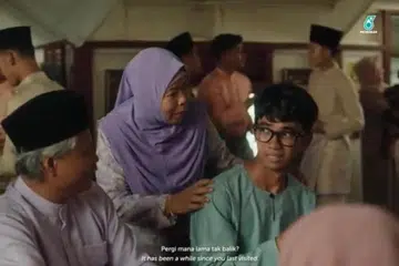 Antara sedutan menarik dalam iklan Raya Petronas bertajuk Anak Siapa Ni? 