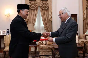 MULAKAN TUGAS: Duta baru Indonesia ke Singapura Encik I Gede Ngurah Swajaya (kiri) mempersembahkan watikahnya kepada Presiden Tony Tan Keng Yam dalam satu majlis di Istana semalam. - Foto MFA