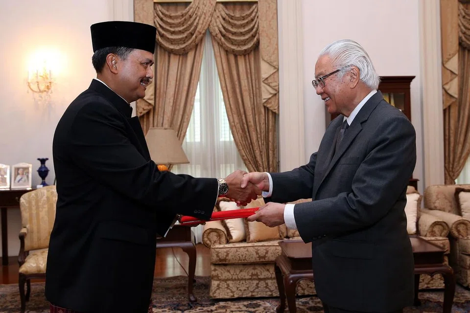 MULAKAN TUGAS: Duta baru Indonesia ke Singapura Encik I Gede Ngurah Swajaya (kiri) mempersembahkan watikahnya kepada Presiden Tony Tan Keng Yam dalam satu majlis di Istana semalam. - Foto MFA