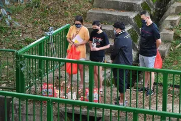 Beberapa anggota keluarga dan teman keluarga mangsa dilihat menjalankan upacara keagamaan dekat dengan longkang yang berhampiran dengan taman permainan Greenridge Crescent. 