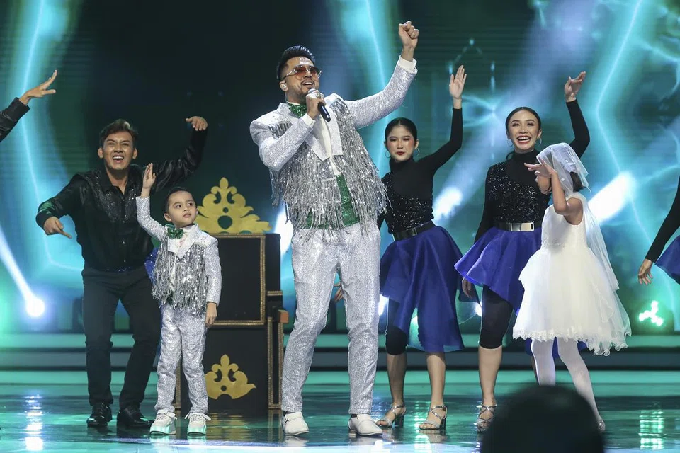 ANAK PEMBAKAR SEMANGAT: Aliff Aziz (empat dari kanan) beraksi bersama anak sulungnya, Ayden Adrian (dua dari kiri) dalam persembahan lagu Datuk M. Daud Kilau, ‘Cek Mek Molek’ yang memikat hati ramai.