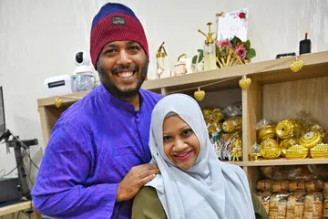 Pasangan suami isteri, Encik Sultan Iskander Shah dan Cik Nazlinah Naina Mohamad, mengambil kursus membuat lilin dengan menggunakan kredit SkillsFuture, sebagai satu usaha meningkatkan diri dalam memulakan perniagaan. 