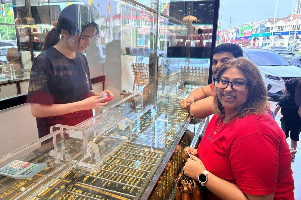 Bandar Port Dickson di Negeri Sembilan, menjadi lokasi wajib untuk Cik M Shamala yang datang dari Kajang, Selangor, untuk membeli emas.