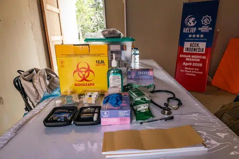 Meja kecil dijadikan ruang kerja untuk pasukan perubatan Singapura merawat dan memeriksa penduduk tempatan.