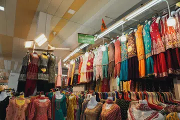 Di Tekka Centre, pengunjung akan mendapati pelbagai pilihan pakaian tradisional yang sesuai untuk sambutan Deepavali, seperti sari beraneka warna yang mewah, kurta berhias sulaman halus, dan lehenga yang direka dengan corak eksklusif. 
