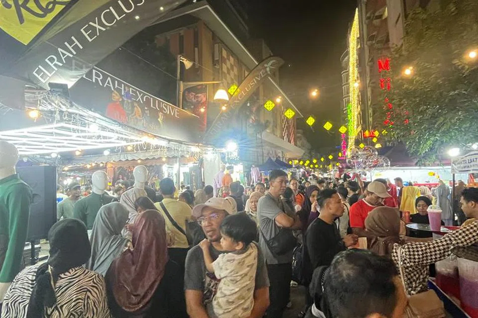 Jalan Tuanku Abdul Rahman atau lebih dikenali sebagai Jalan TAR padat dengan orang ramai yang mahu membeli-belah persiapan Aidilfitri.