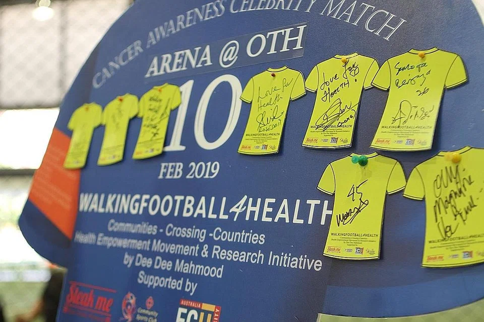 IKRAR: Sebelum memulakan acara WalkingFootbal4Health para peserta digalak membuat ikrar menyokong usaha menggalak kesihatan dan meningkatkan kesedaran tentang penyakit barah. Antara pertubuhan yang menyokong acara itu ialah Berita Harian, Persatuan Penyanyi dan Karyawan Muzik Melayu Singapura (Perkamus) dan restoran Steak Me. - Foto INIAZ RAHIM
