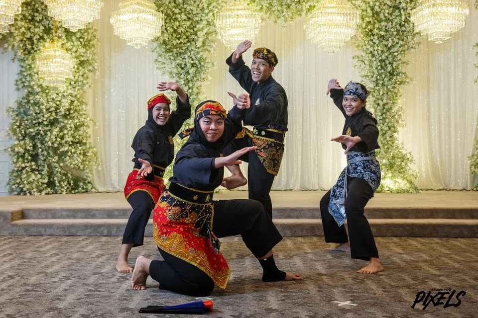 Persembahaan pasukan silat Universiti Nasional Singapura (NUS) semasa Majlis Makan Malam Gala Ulang Tahun ke-60 Persatuan Muslim Universiti Nasional Singapura (NUSMS).