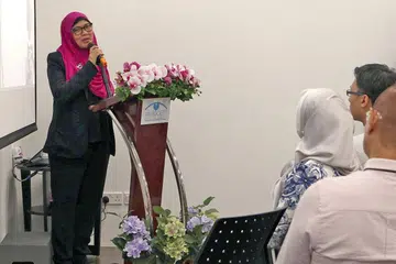 BERI HARAPAN: Bekas pesakit barah, Cik Noora, berkongsi pengalamannya untuk mendorong pesakit lain untuk tidak putus harapan. - Foto PERSATUAN AIN