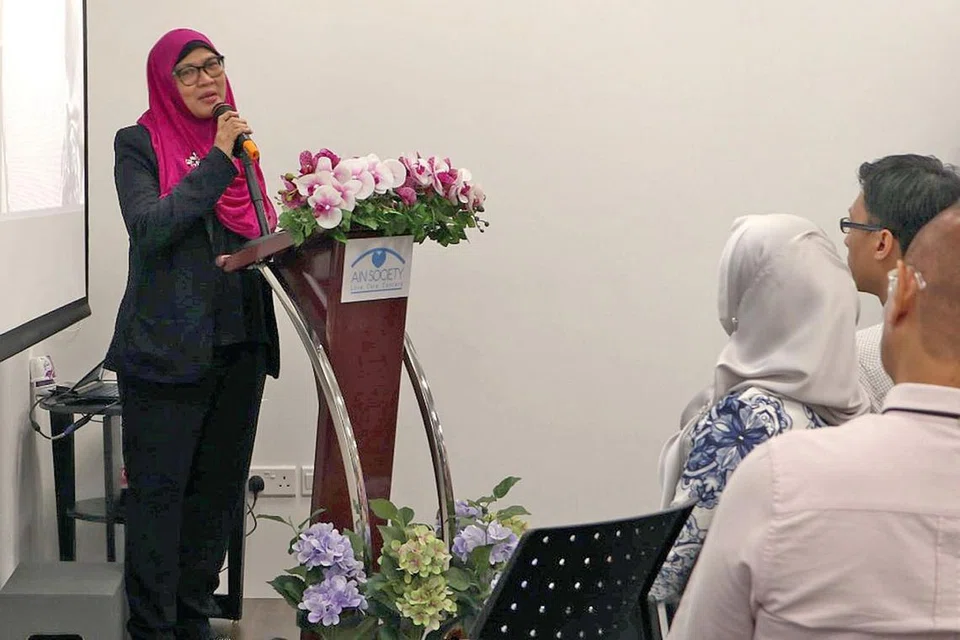 BERI HARAPAN: Bekas pesakit barah, Cik Noora, berkongsi pengalamannya untuk mendorong pesakit lain untuk tidak putus harapan. - Foto PERSATUAN AIN