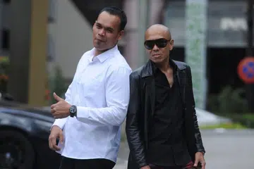 LAGU PERTAMA: Bob Sentuhan (kiri) keluarkan single baru yang ditulis oleh Maman Teachers' Pet (kanan), berkisahkan hidupnya semasa namanya naik sebagai seniman jalanan. - Foto META MUSIC XTREME