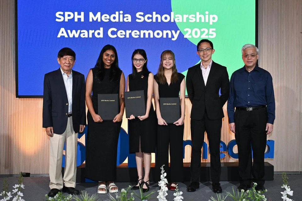 (Dari kiri) Pengerusi SPH Media Trust, Encik Khaw Boon Wan; Cik Vishruta Nandakumar, penerima Biasiswa Kewartawanan SPH Media; Cik Stacey Ngiam, penerima Biasiswa Kewartawanan SPH Media; Cik Megan Wee, penerima Biasiswa Yayasan Temasek; Pengarah Bersekutu Yayasan Temasek, Encik Yeo Tiong Hui; dan Ketua Pegawai Eksekutif SPH Media, Encik Chan Yeng Kit; semasa Majlis Anugerah Biasiswa SPH Media 2025 yang berlangsung di News Centre pada 1 Ogos.
