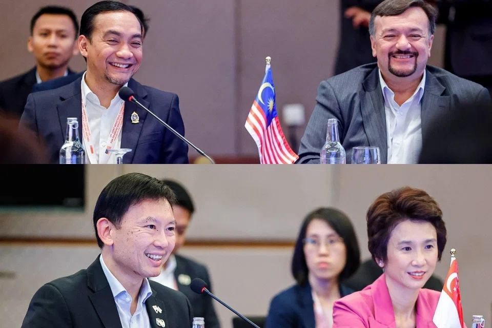 (Gambar atas) Menteri Besar Johor, Datuk Onn Hafiz Ghazi (kiri), bersama Menteri Kewangan II, Senator Datuk Seri Amir Hamzah Azizan (kanan). (Gambar bawah) Menteri Pembangunan Singapura, Encik Chee Hong Tat (kiri), bersama Menteri Negara Kanan (Perdagangan dan Perusahaan merangkap Kebudayaan, Masyarakat dan Belia), Cik Low Yen Ling (kanan).