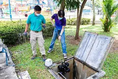 DEMI KESELAMATAN: Pegawai SecCom sedang menurunkan Kenderaan Kawalan Jauh (RCV) ke dalam sebuah longkang untuk memastikan tiada bahan atau barang letupan tersembunyi yang boleh mengancam keselamatan VVIP dan orang sekeliling. - Foto PASUKAN POLIS SINGAPURA (SPF)